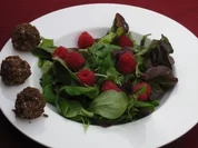 Salat mit Frischkäse-Pralinen und Himbeeren - Rezept