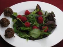 Salat mit Frischkäse-Pralinen und Himbeeren - Rezept