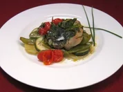 Saftiges Fischfilet mit Kräutern, Saisongemüse, Kartoffeln und einer hellen Schaumsoße - Rezept