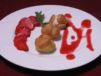 Rezept: Windbeutel mit Rosmarincreme gefüllt an Erdbeeren Windbeutel mit Rosmarincreme gefüllt an Erdbeeren - Rezept