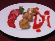 Windbeutel mit Rosmarincreme gefüllt an Erdbeeren - Rezept