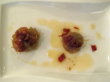Rezept: Thüringer Klößchen mit Gänseleberpast., gebr. Würfel von Schwarz-klauenschinken Thüringer Klößchen mit Gänseleberpast., gebr. Würfel von Schwarz-klauenschinken - Rezept