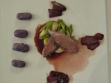 Iberico Schweinefilet an Rotweinschalotten mit Spargel u. lila Kartoffelgaletten - Rezept