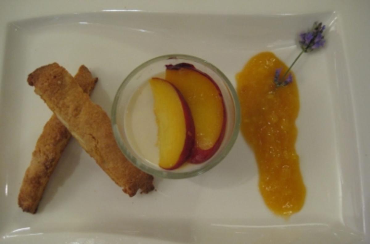 Lavendel Panna cotta auf Pfirsichpüree mit Cantuccini - Rezept