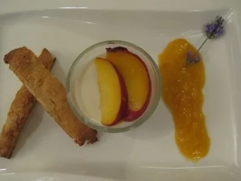 Rezept: Lavendel Panna cotta auf Pfirsichpüree mit Cantuccini Lavendel Panna cotta auf Pfirsichpüree mit Cantuccini - Rezept