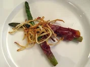 Gebr. grüner Spargel in Vanillebutter mit Selleriestroh und Serranoschinken - Rezept