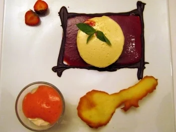 Rezept: Erdbeer-Minzesalat mit Schaumkrone und Knusperhippe an Delice von Tonkabohnen und Schokolade aus dem Vallée de Rhône Erdbeer-Minzesalat mit Schaumkrone und Knusperhippe an Delice von Tonkabohnen und Schokolade aus dem Vallée de Rhône - Rezept