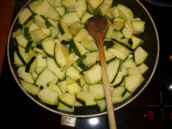 Rezept: Hack-Zucchini-Auflauf Bild Nr. 5 Hack-Zucchini-Auflauf - Rezept - Bild Nr. 5