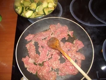 Rezept: Hack-Zucchini-Auflauf Bild Nr. 6 Hack-Zucchini-Auflauf - Rezept - Bild Nr. 6