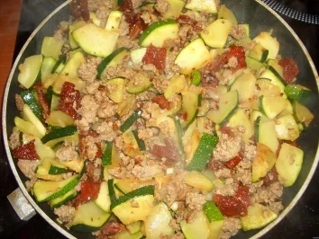 Rezept: Hack-Zucchini-Auflauf Bild Nr. 10 Hack-Zucchini-Auflauf - Rezept - Bild Nr. 10