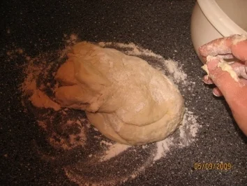 Mega Hefeteig z.B. für Pizza oder gefüllte Taschen - Rezept - Bild Nr. 9