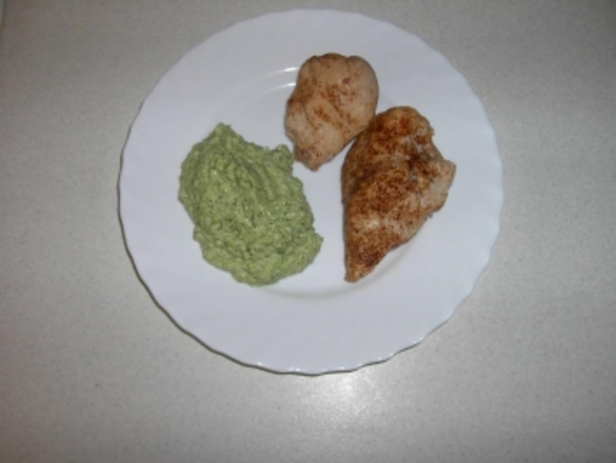 Broccolipüree mit Hähnchenbrustfilet - Rezept - kochbar.de