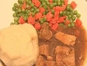 Gulasch mit Klößen und Mischgemüse - Rezept