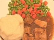 Gulasch mit Klößen und Mischgemüse - Rezept