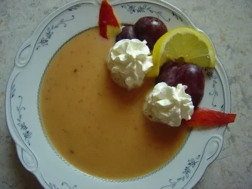 Rezept: Pflaumen-Apfel-Kaltschale mit Sahne und Eierlikör Pflaumen-Apfel-Kaltschale mit Sahne und Eierlikör - Rezept