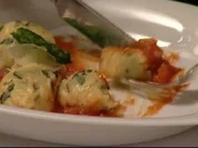 Parmesan-Basilikum-Klößchen auf Tomatenaglione - Rezept