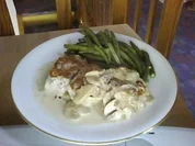 Schweinemedaillons mit Marsala-Rahmsoße u. Champignons - Rezept