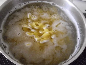 Bandnudeln mit Champignonssoße - Rezept - Bild Nr. 2