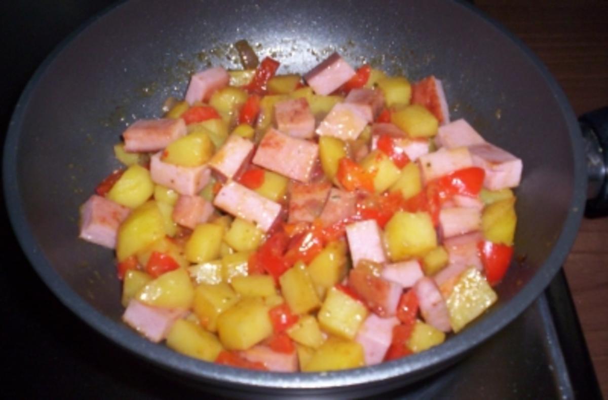 Kartoffel-Fleischkäse-Pfanne mit Kräuterquark - Rezept - Bild Nr. 7