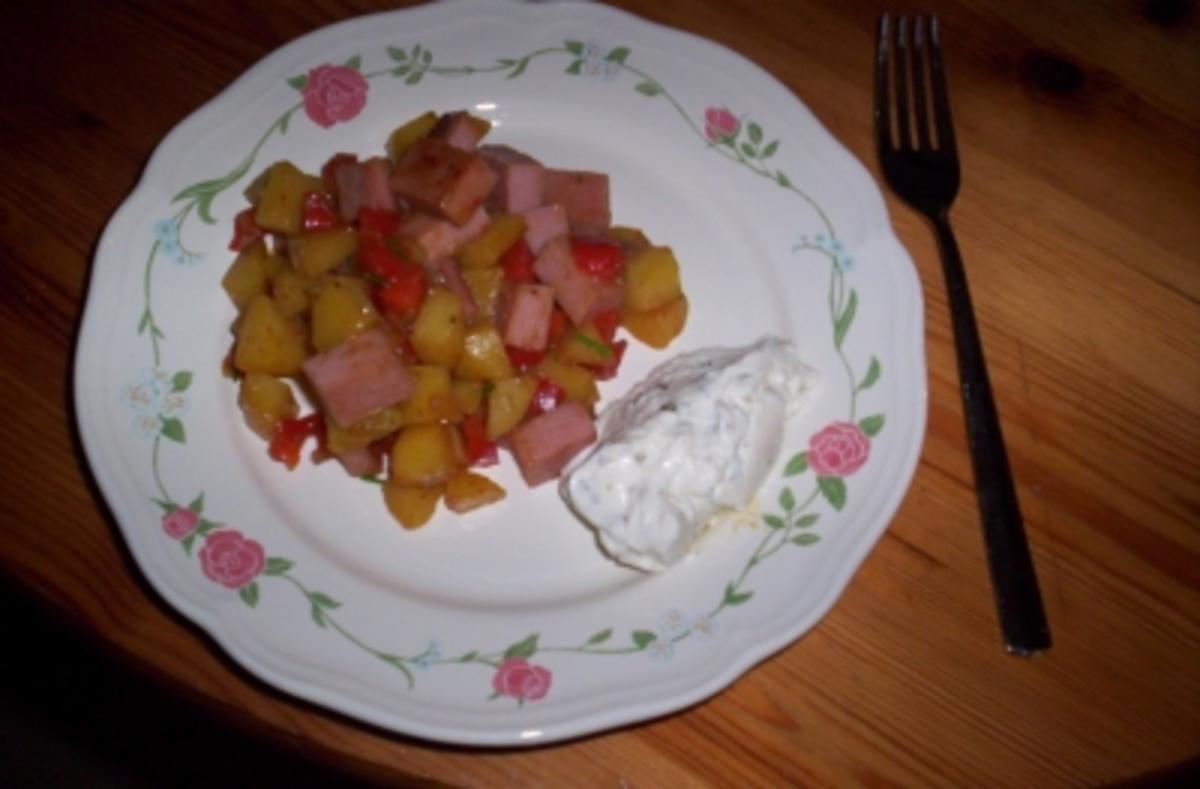 Kartoffel-Fleischkäse-Pfanne mit Kräuterquark - Rezept