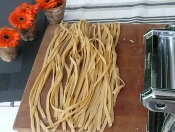 NUDELN/Bandnudeln mit Schweinemedaillons in Frischkäse-Pesto Soße - Rezept