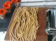 NUDELN/Bandnudeln mit Schweinemedaillons in Frischkäse-Pesto Soße - Rezept