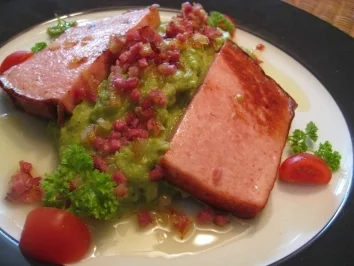 Erbsenpüree mit Speck - Zwiebelstippe & Leberkäse - Rezept