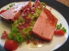 Erbsenpüree mit Speck - Zwiebelstippe & Leberkäse - Rezept