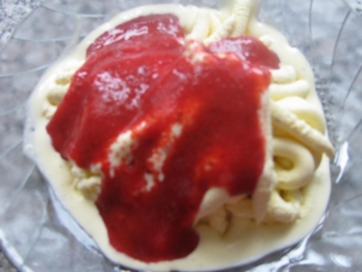 Spaghettieis mit Vanilleeis in Kugeln und Erdbeere frisch , Konserve ...
