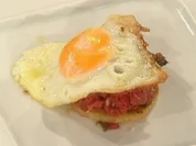 Gebackenes Landei mit Bison Tatar - Rezept