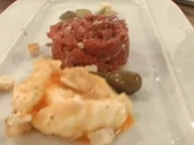 Rezept: Gebackenes Landei mit Bisontatar a la de Santis Gebackenes Landei mit Bisontatar a la de Santis - Rezept