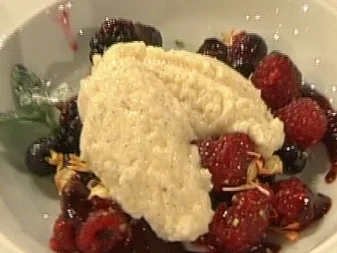 Rezept: Vanillenockerln mit Waldbeeren a la Schönberger Vanillenockerln mit Waldbeeren a la Schönberger - Rezept