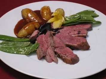 Entenbrust in Zimt-Cassis- und Orangensoße an Rosmarinkartoffeln - Rezept