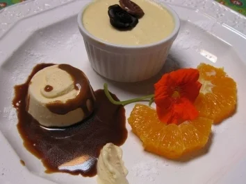 Likör-Eis-Soufflee mit Orangen-Karamellsoße - Rezept