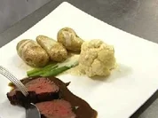 Prärie-Bison-Filet auf Rioja-Soße an Minigemüse und Drillingen - Rezept - Bild Nr. 9
