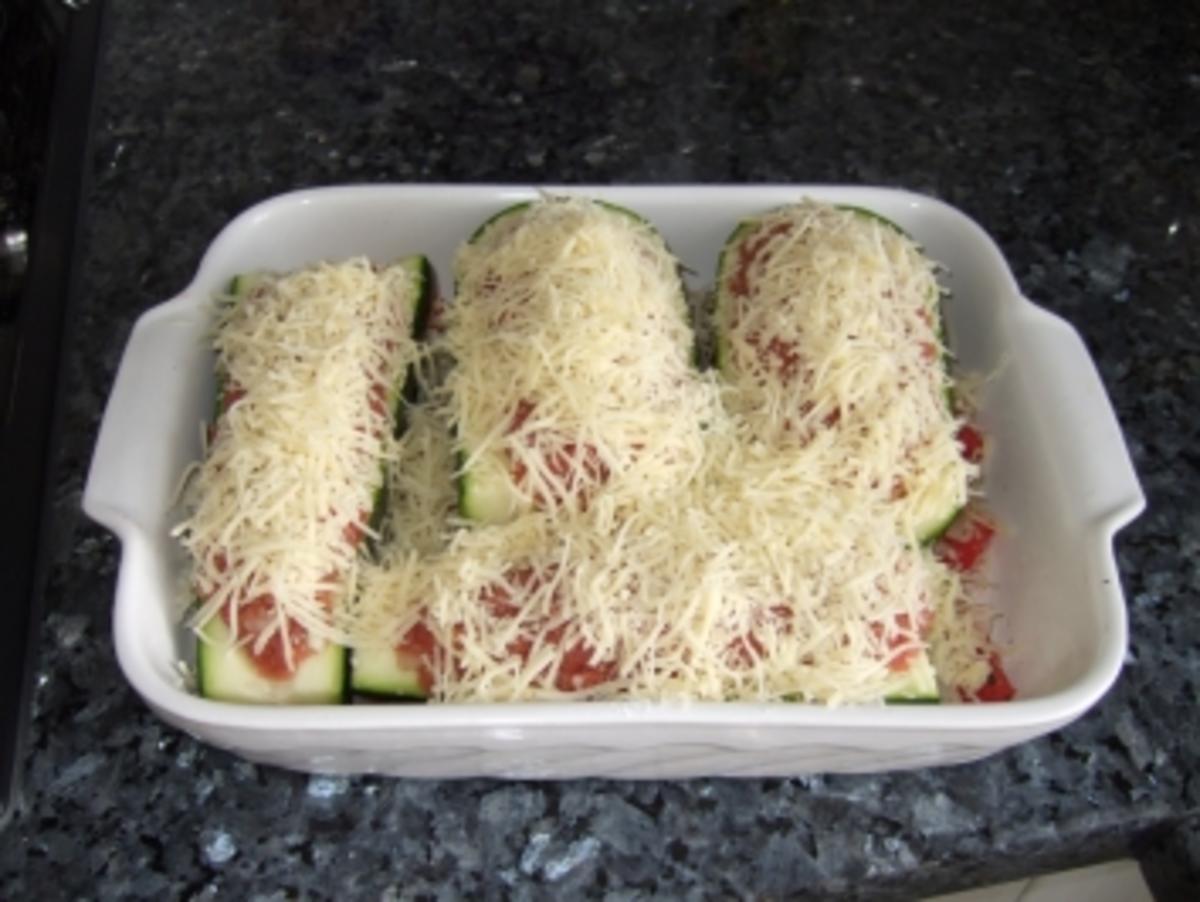 Bilder für Gefüllte Zuchini auf Tomatenbett - Rezept