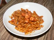 Nudeln mit Ketchup und gebratenen  Würstchenstücken - Rezept