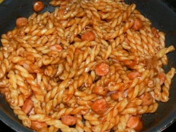 Nudeln mit Ketchup und gebratenen  Würstchenstücken - Rezept - Bild Nr. 3