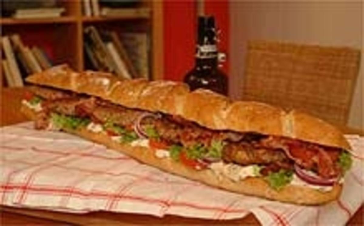 Buletten-Meterbrotsandwich mit Crispy Bacon, Salat und Remoulade - Rezept