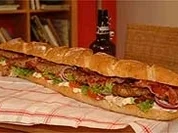 Buletten-Meterbrotsandwich mit Crispy Bacon, Salat und Remoulade - Rezept