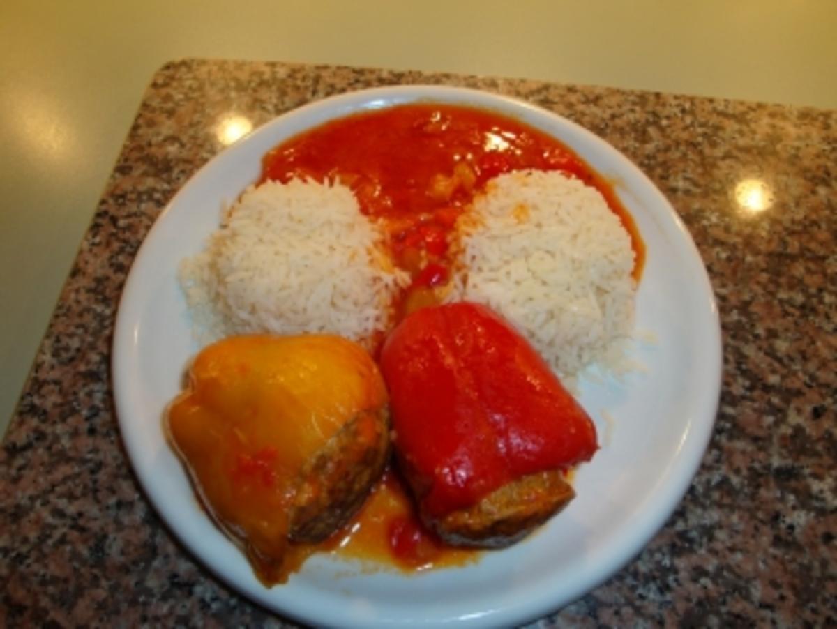 Gefüllte Paprika rot / gelb mit Reis und Tomatensosse - Rezept