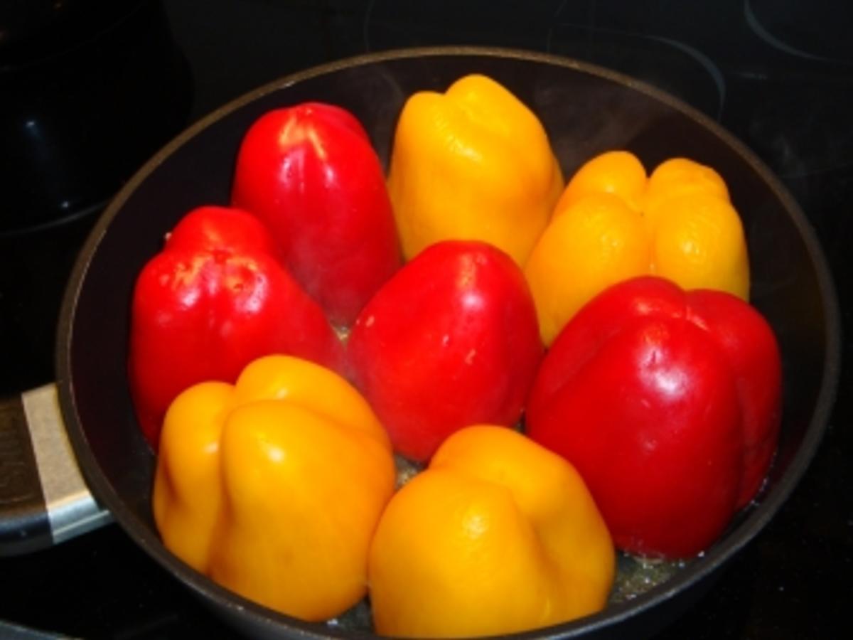 Gefüllte Paprika rot / gelb mit Reis und Tomatensosse - einfach - von ...