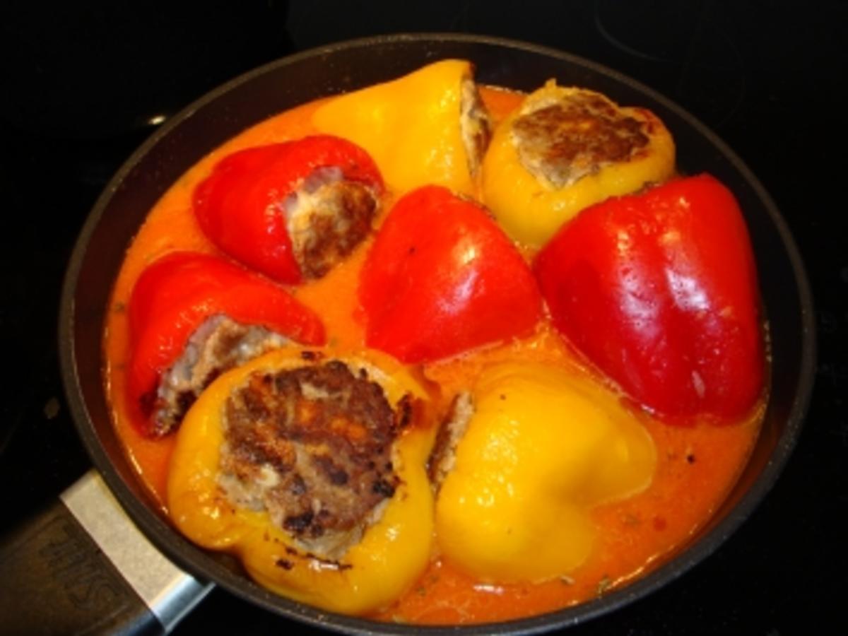 Gefüllte Paprika rot / gelb mit Reis und Tomatensosse - Rezept - kochbar.de