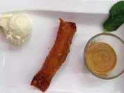 Ladyfinger mit Schokokuvertüre in Wantanteig, Vanilleeis und Honig-Chilidressing - Rezept