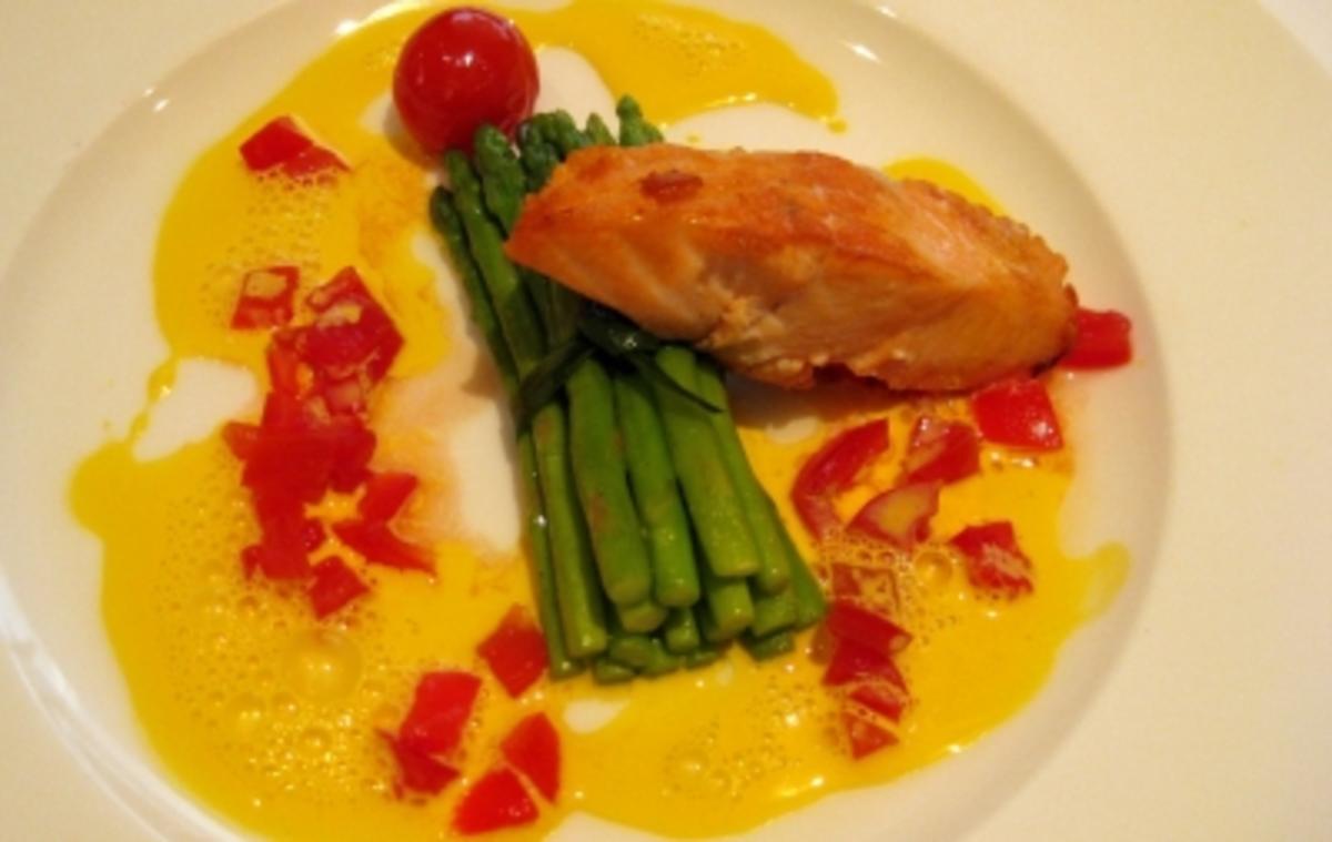 Wildlachsfilet an Thaispargel auf Safran-Fumet und Tomaten - Rezept ...