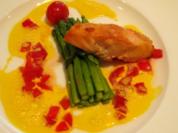 Wildlachsfilet an Thaispargel auf Safran-Fumet und Tomaten - Rezept