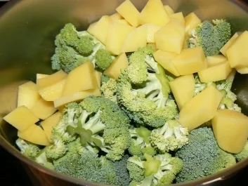 Broccolisuppe mit Krabben und gebratenen Garnelen - Rezept - Bild Nr. 2