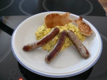 Rezept: Schweinerührei mit Bratwürstchen Schweinerührei mit Bratwürstchen - Rezept