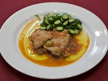 Kalbschnitzelchen mit mediterraner Tomaten-Olivensoße und jungen gegrillten Zucchini (Reiner Calmund) - Rezept