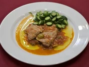 Kalbschnitzelchen mit mediterraner Tomaten-Olivensoße und jungen gegrillten Zucchini (Reiner Calmund) - Rezept